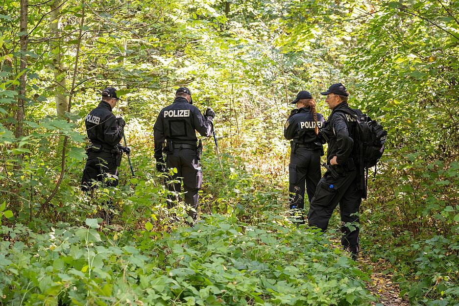 Polizisten durchsuchen ein Waldstück in der Umgebung von Ingolstadt. In der Nähe war die ermordete Frau aus Eppingen in einem Pkw entdeckt worden.