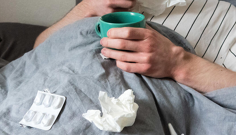 Durchschnittlich zwei- bis viermal erwischt einen Erwachsenen jährlich eine Erkältung. Durchschnittlich zwei- bis viermal erwischt einen Erwachsenen jährlich eine Erkältung.