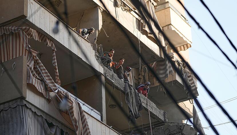 Mitglieder des libanesischen Zivilschutzes untersuchen Sch&auml;den in getroffener Wohnung in s&uuml;dlichem Vorort von Beirut.