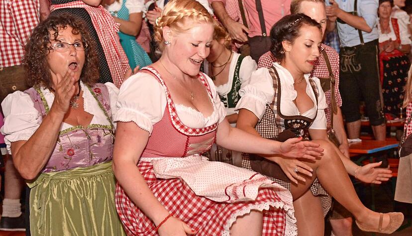 Die einen tanzten beim sechsten Oktoberfest auf der Bank, diese Damen legten einen Schuhplattler aufs Parkett.Foto: Peter Klotz