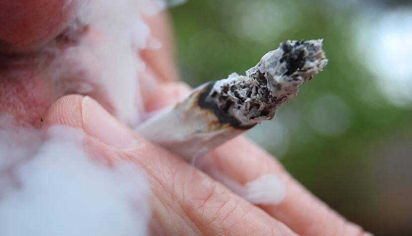 Geldstrafen bei Cannbiskonsum in verbotenen Bereichen können teuer ausfallen. Geldstrafen bei Cannbiskonsum in verbotenen Bereichen können teuer ausfallen.
