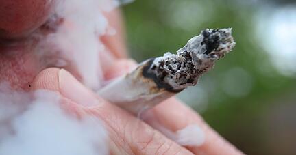 Geldstrafen bei Cannbiskonsum in verbotenen Bereichen können teuer ausfallen.