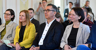 Von links: Sybille Riegger-Gnamm, Gudula Achterberg, Cem &Ouml;zdemir und Regierungspr&auml;sidentin Susanne Bay bei der Wahlkampf-Veranstaltung im Schie&szlig;haus.