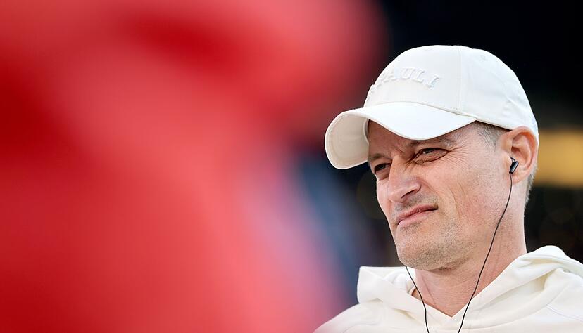 Bei der Pressekonferenz nach dem Spiel gegen den SC Freiburg zun&auml;chst allein: St. Paulis Trainer Alexander Blessin.