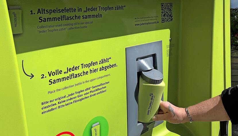 Die Bedienung der Automaten des Sammel-Systems "Jeder Tropfen zählt" ist simpel: Die gefüllte Flasche kommt rein, eine frische raus.
Foto: Archiv/Väisänen Die Bedienung der Automaten des Sammel-Systems "Jeder Tropfen zählt" ist simpel: Die gefüllte Flasche kommt rein, eine frische raus.
Foto: Archiv/Väisänen