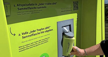 Die Bedienung der Automaten des Sammel-Systems "Jeder Tropfen zählt" ist simpel: Die gefüllte Flasche kommt rein, eine frische raus.
Foto: Archiv/Väisänen