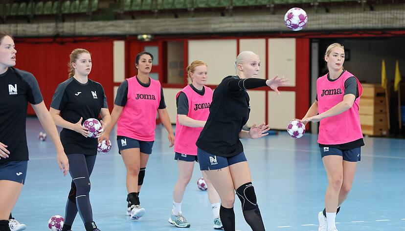 Laila Ihlefeldt (Zweite von rechts) und Fatos Kücükyildiz (Vierte von rechts) werden beim Domstadt-Cup in Fritzlar nicht mitwirken können. Laila Ihlefeldt (Zweite von rechts) und Fatos Kücükyildiz (Vierte von rechts) werden beim Domstadt-Cup in Fritzlar nicht mitwirken können.