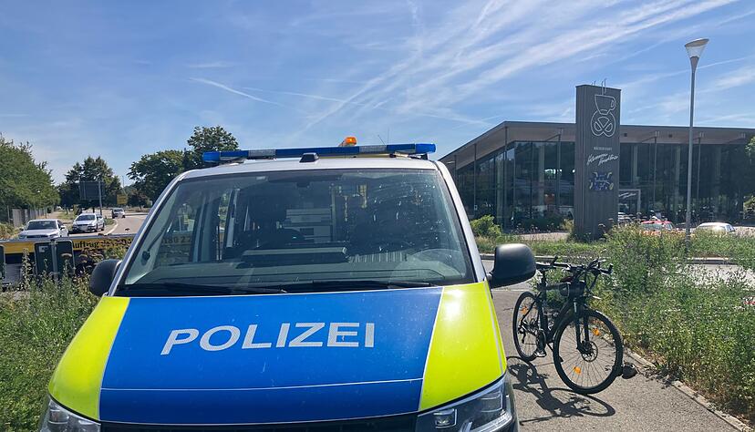 In direkter Umgebung zur Unfallstelle befinden sich eine Lidl-Filiale sowie die Bäckerei Härdtner. In direkter Umgebung zur Unfallstelle befinden sich eine Lidl-Filiale sowie die Bäckerei Härdtner.