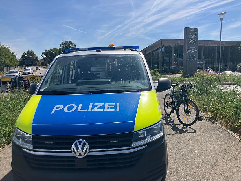 In direkter Umgebung zur Unfallstelle befinden sich eine Lidl-Filiale sowie die Bäckerei Härdtner. In direkter Umgebung zur Unfallstelle befinden sich eine Lidl-Filiale sowie die Bäckerei Härdtner.