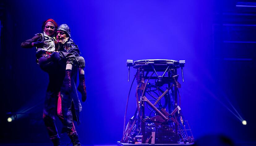 Ehemann Didier Dvorak, der ebenfalls gelernter Akrobat ist, unterst&uuml;tzt Pan bei ihrem Auftritt.