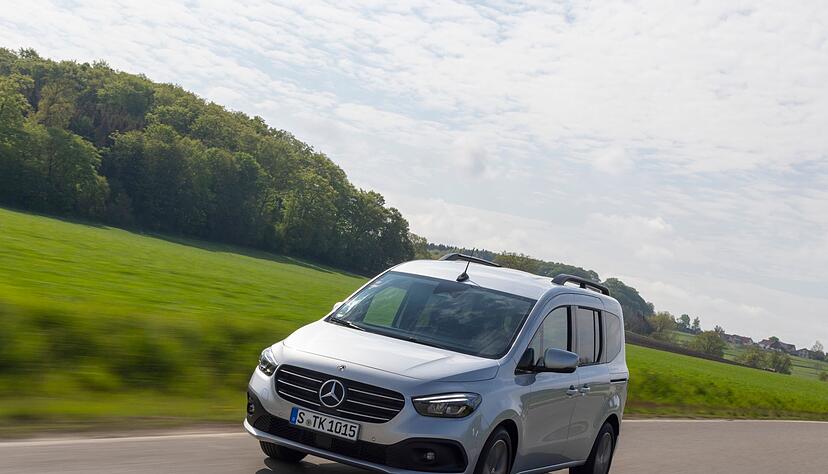 Mercedes bringt mit der T-Klasse eine neue Großraumlimousine auf den Markt - erstmals gibt es den Kombi auch als elektrischen EQT. Mercedes bringt mit der T-Klasse eine neue Großraumlimousine auf den Markt - erstmals gibt es den Kombi auch als elektrischen EQT.
