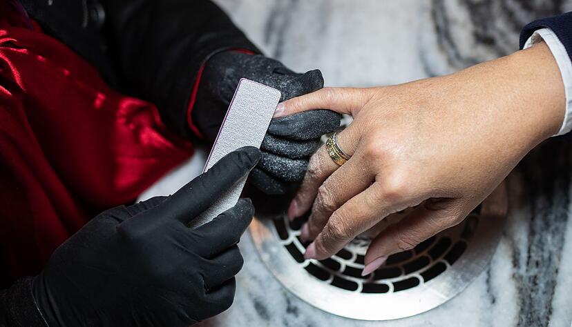 Feilen, lackieren, verzieren: Das gehört zum Joballtag einer Nageldesignerin dazu. Aber auch die Beratung der Kundinnen und Kunden spielt eine große Rolle. Feilen, lackieren, verzieren: Das gehört zum Joballtag einer Nageldesignerin dazu. Aber auch die Beratung der Kundinnen und Kunden spielt eine große Rolle.