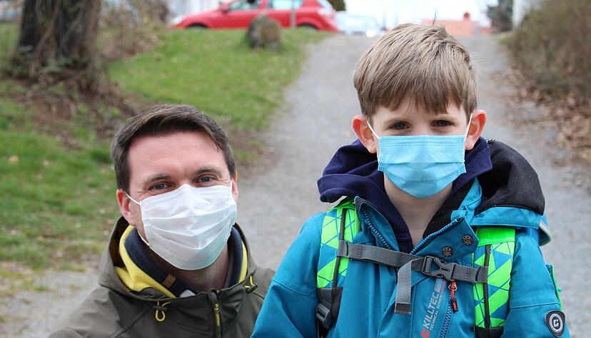 Florian Schmidt holt Sohn Markus (6) von der Ludwig-Frohnhäuser-Schule in Bad Wimpfen ab. Foto: Hoffmann