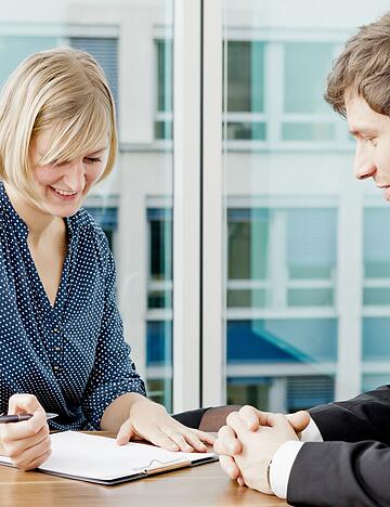 Vor internen Veränderungen wie Beförderungen oder Teamwechseln empfiehlt sich ein aktuelles Zeugnis: So werden Leistungen unter der bisherigen Führung dokumentiert. Vor internen Veränderungen wie Beförderungen oder Teamwechseln empfiehlt sich ein aktuelles Zeugnis: So werden Leistungen unter der bisherigen Führung dokumentiert.