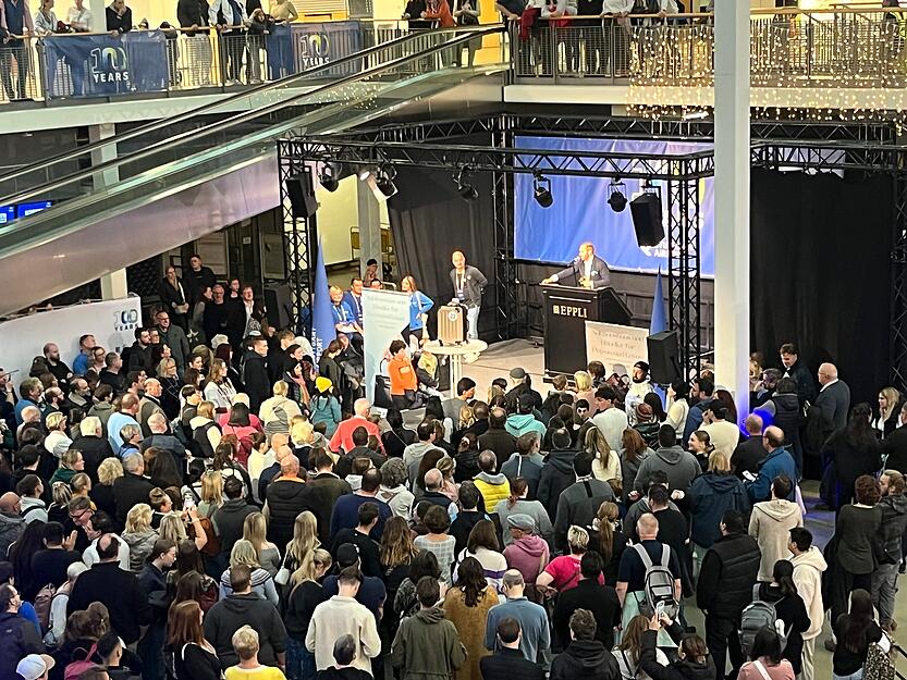 Kofferversteigerung am Stuttgarter Flughafen – Auktion lockt viele Besucher an Kofferversteigerung am Stuttgarter Flughafen – Auktion lockt viele Besucher an