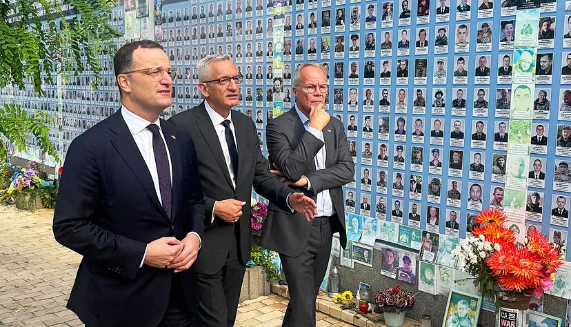 Zum Auftakt ihres Besuchs gedenken Spahn und Miersch der gefallenen Soldaten.