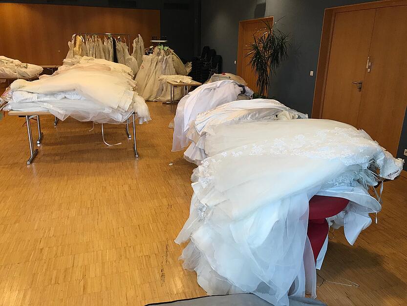 Polizei beschlagnahmt Brautkleider