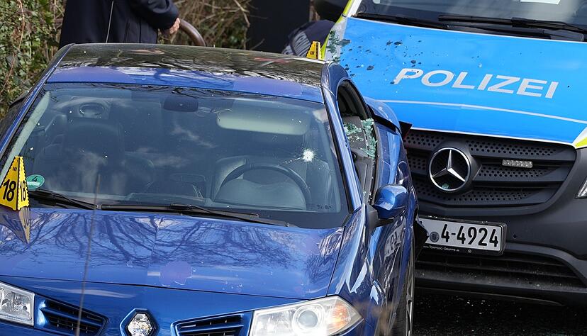 Das Auto steht zwischen zwei Polizeiautos und ist sichtlich besch&auml;digt.