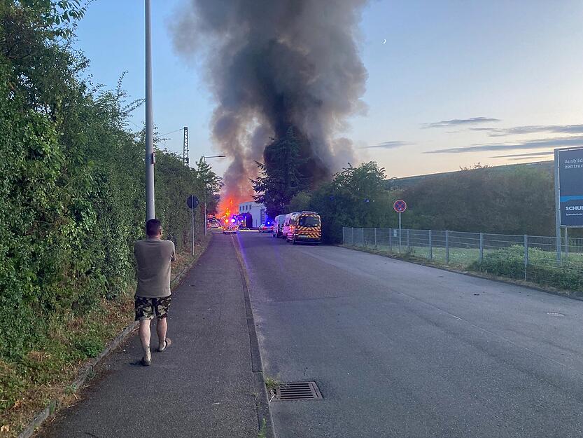 Nach ersten Informationen steht eine Lagerhalle im Industriegebiet in Flammen.