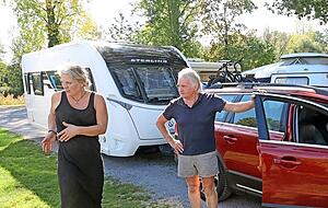 Für die Stuttgarter Raymond und Ingrid Kleiner ist der Sperrfechter Freizeitpark zur zweiten Heimat geworden (links). Die Schotten Isobel und Alan Coventry statten dem Platz auf ihrer Deutschlandreise einen Besuch ab.  
Fotos: Ralf Seidel Für die Stuttgarter Raymond und Ingrid Kleiner ist der Sperrfechter Freizeitpark zur zweiten Heimat geworden (links). Die Schotten Isobel und Alan Coventry statten dem Platz auf ihrer Deutschlandreise einen Besuch ab.  
Fotos: Ralf Seidel