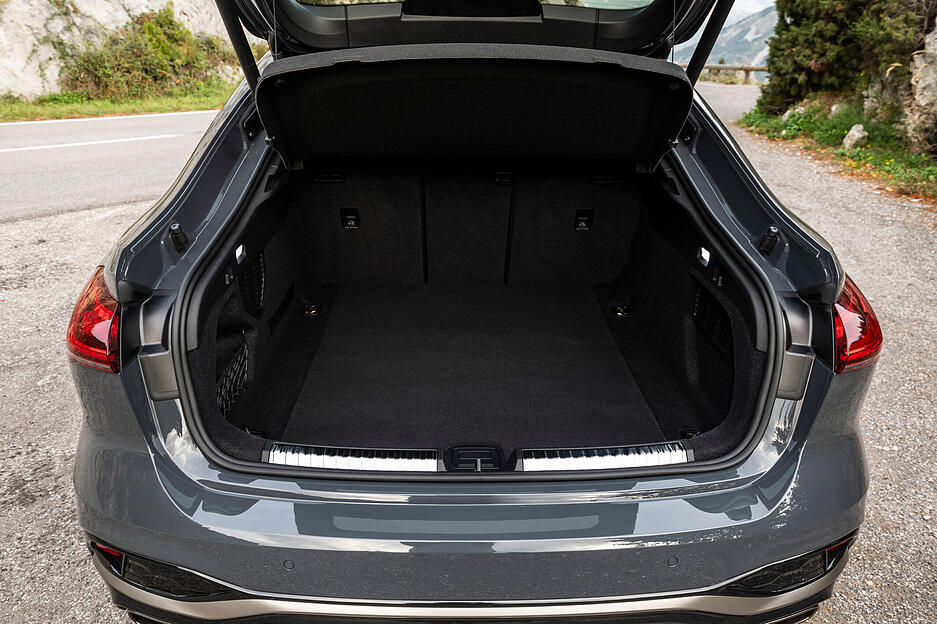 Der Kofferraum der Limousine fasst 445 Liter, maximal sind es 1299 Liter nach Umklappen der Rückbank.