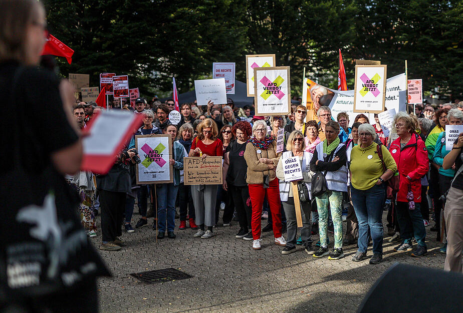 Hunderte demonstrieren vor der Diskussionsrunde  gegen die Veranstaltung.