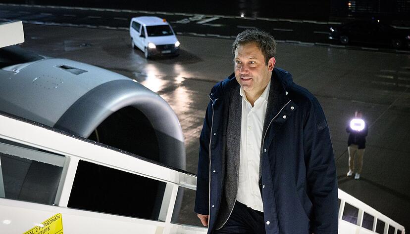 Klingbeil (SPD) reist als erster Minister der schwarz-roten Bundesregierung nach China - Au&szlig;enminister Johann Wadephul (CDU) hatte seine Reise zuvor verschoben.