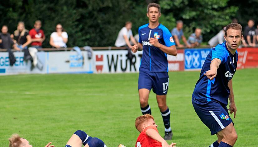 Thilo Baier (rechts) und sein Bruder Christian (im Hintergrund) sind die erfahrensten Akteure beim Landesligisten SG Sindringen/Ernsbach. Um sie herum passt die Mischung im Team.
Foto: Marc Schmerbeck