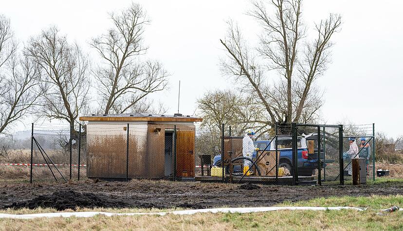 Aufr&auml;umen nach dem Ungl&uuml;ck: Arbeiter bei Gramzow.