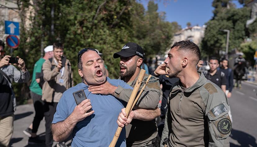 Israelische Medien berichteten von Polizeigewalt bei Protestkundgebungen in Israel. Israelische Medien berichteten von Polizeigewalt bei Protestkundgebungen in Israel.