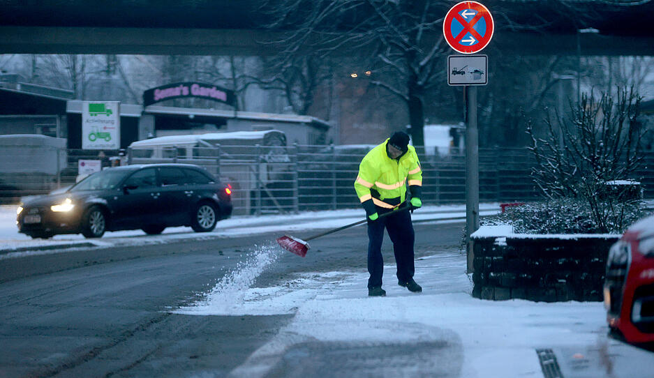 Auf den Gehwegen in der N&auml;he der Feuerwehr in Bad Friedrichshall ist Schneeschippen angesagt.