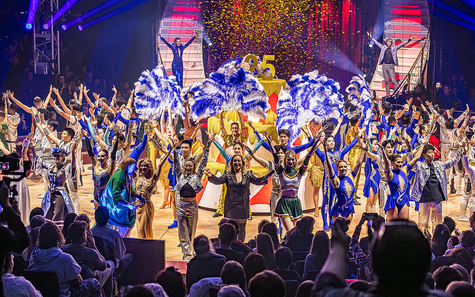 Die Manege wird zur Bühne für internationale Spitzenkünstler. Die Manege wird zur Bühne für internationale Spitzenkünstler.