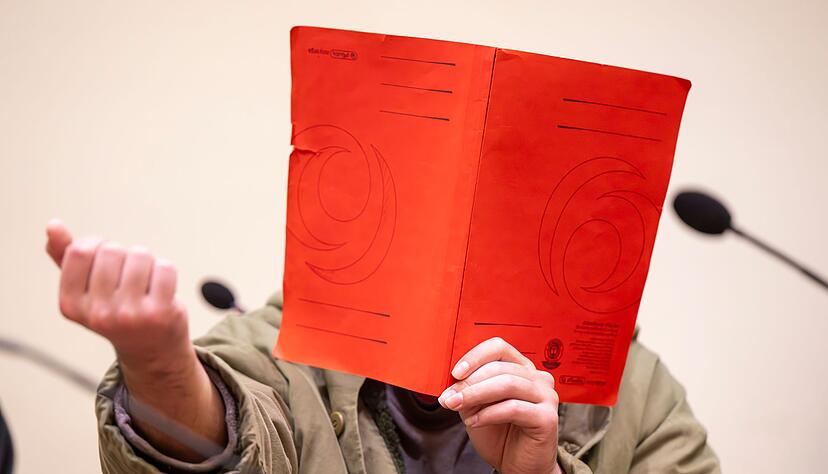 Der Angeklagte verdeckte sein Gesicht zum Prozessauftakt zun&auml;chst mit einer Mappe.