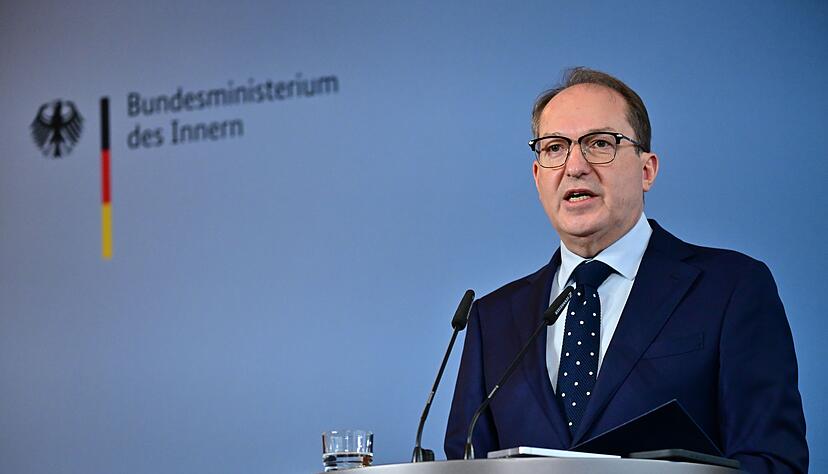 Nach dem Etappensieg der AfD vor Gericht lässt Dobrindt sein Haus ein wichtiges Gutachten nachprüfen. Nach dem Etappensieg der AfD vor Gericht lässt Dobrindt sein Haus ein wichtiges Gutachten nachprüfen.