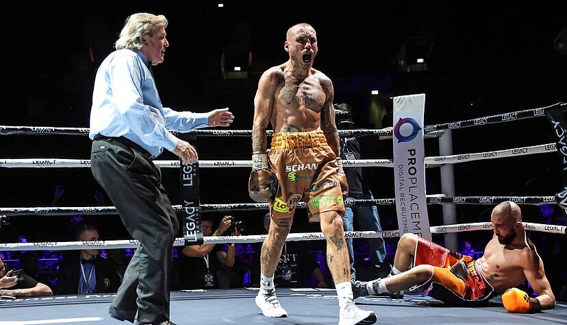 Gleich vier Mal hat Slawa Spomer (Mitte) am Samstag den bis dahin ungeschlagenen Milan Prat (rechts) auf die Bretter geschickt.
Foto: imago-images/Torsten Helmke