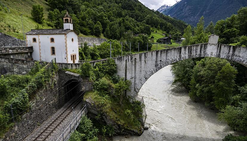Die Vispa trat &uuml;ber die Ufer und besch&auml;digte die Gleise auf der Strecke nach Zermatt.(Archivbild)