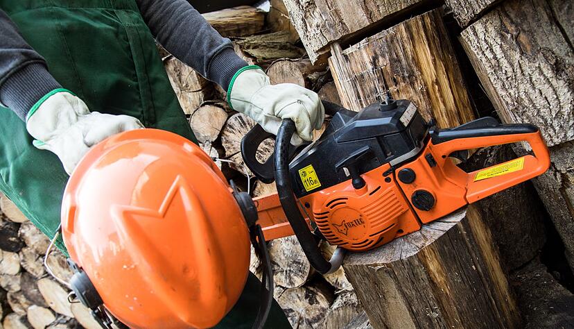 Berufskleidung wie Uniformen, Schutzanzüge oder Sicherheitsschuhe können steuerlich geltend gemacht werden. Berufskleidung wie Uniformen, Schutzanzüge oder Sicherheitsschuhe können steuerlich geltend gemacht werden.