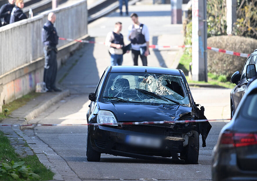 Nach Polizeiangaben war ein Fahrzeug in eine Menschenmenge gefahren.
