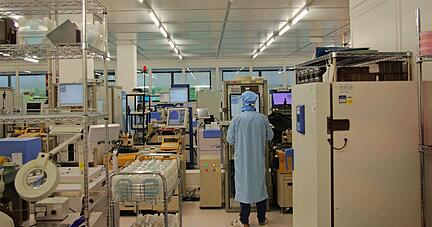 In der neuen Chip-Fabrik von Vishay wird schon gearbeitet.