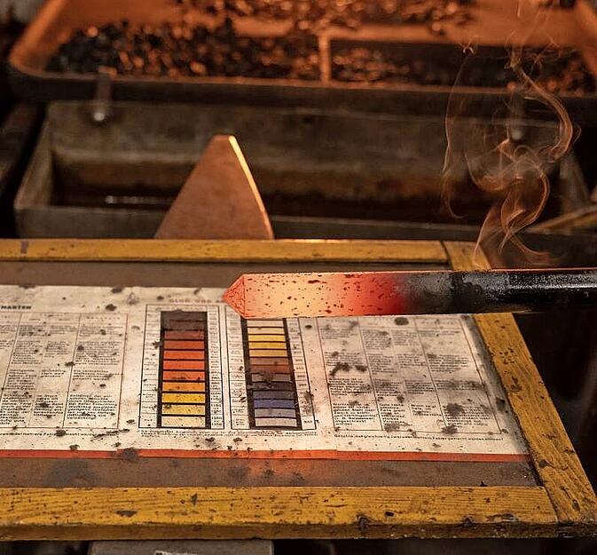 Der Meister braucht diese historische Tabelle l&auml;ngst nicht mehr. Sie ordnet der Gl&uuml;hfarbe die Temperaturen zu.