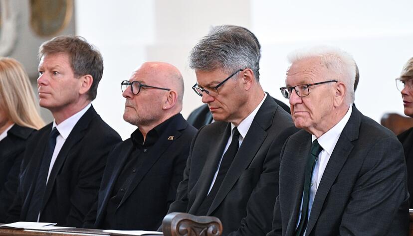 Baden-Württembergs Ministerpräsident Winfried Kretschmann (Grüne) sagte: «Die Bilder des Unglücks haben uns alle fassungslos gemacht.» Baden-Württembergs Ministerpräsident Winfried Kretschmann (Grüne) sagte: «Die Bilder des Unglücks haben uns alle fassungslos gemacht.»