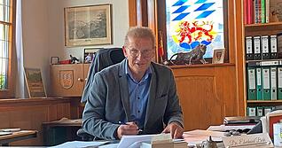 Kurzfristig entschuldigt: Bürgermeister Eberhard Birk bleibt Sitzung des Gemeinderats fern.