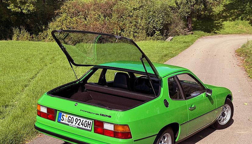 Kann auch praktisch: Und wie elegant es erst aussieht, wenn man sein Ledert&auml;schchen und das M&auml;ntelchen unter der fragilen Heckhaube verstaut.