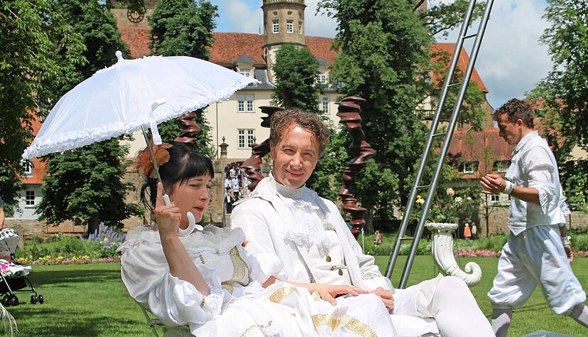 Eleganz, Leichtigkeit, Spa&szlig;: daf&uuml;r stehen die Artistokraten. Sie haben die Menschen schon 2016 auf der Landesgartenschau in &Ouml;hringen verzaubert. Und sie kommen wieder, wenn es diesen Sommer hei&szlig;t: "&Ouml;hringen bl&uuml;ht weiter".