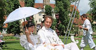 Eleganz, Leichtigkeit, Spa&szlig;: daf&uuml;r stehen die Artistokraten. Sie haben die Menschen schon 2016 auf der Landesgartenschau in &Ouml;hringen verzaubert. Und sie kommen wieder, wenn es diesen Sommer hei&szlig;t: "&Ouml;hringen bl&uuml;ht weiter".