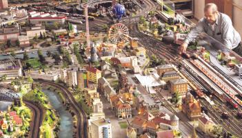 Der Stolz der Modellbahnfreunde: Die in Eigenregie aufgebaute 95-Quadratmeter- Anlage im Februar 2009. Ihr Wert: geschätzte 150 000 Euro. Foto: Archiv/Sawatzki Der Stolz der Modellbahnfreunde: Die in Eigenregie aufgebaute 95-Quadratmeter- Anlage im Februar 2009. Ihr Wert: geschätzte 150 000 Euro. Foto: Archiv/Sawatzki