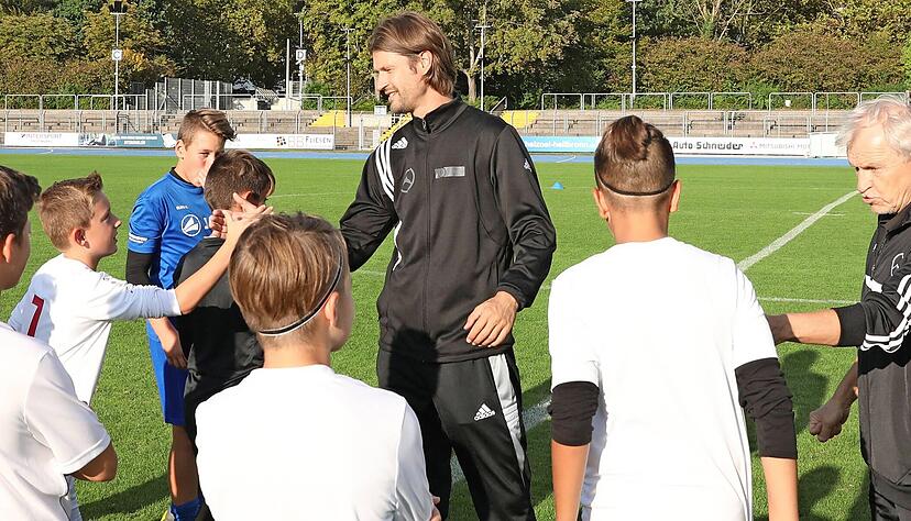 2002 holte Günter Major (rechts) Martin Lanig (Mitte) aus der A-Jugend in die Oberliga-Elf des FV Lauda. Nun hospitiert Ex-Profi Lanig in Heilbronn unter Major.
Foto: Bertok 2002 holte Günter Major (rechts) Martin Lanig (Mitte) aus der A-Jugend in die Oberliga-Elf des FV Lauda. Nun hospitiert Ex-Profi Lanig in Heilbronn unter Major.
Foto: Bertok