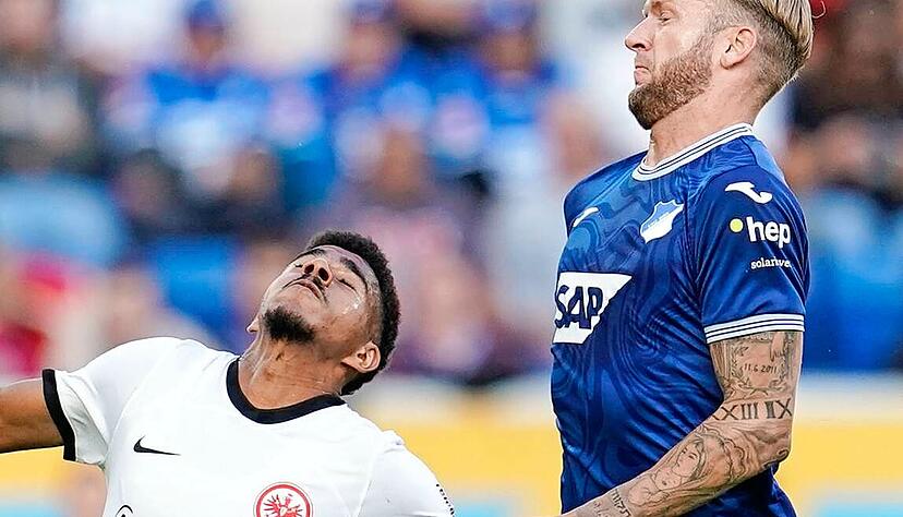 Kevin Vogt (rechts) im Duell mit dem Frankfurter St&uuml;rmer Ansgar Knauff. "Er versteht den Fu&szlig;ball", sagt der Trainer &uuml;ber Vogt. Aber einen Sieg gab es nicht.
Foto: dpa