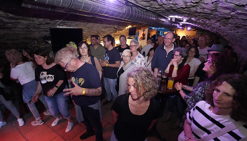 Ausgelassene Partystimmung herrschte auch im Café de Paris. Ausgelassene Partystimmung herrschte auch im Café de Paris.