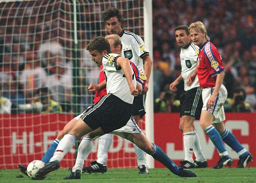 Per Golden Goal zum Europameister. Die Szenen von 1996 sind wohl unvergessen. Wieder steht Deutschland im Finale und Stürmer Oliver Bierhoff trifft in der 95. Minute zum 2:1-Siegtreffer.